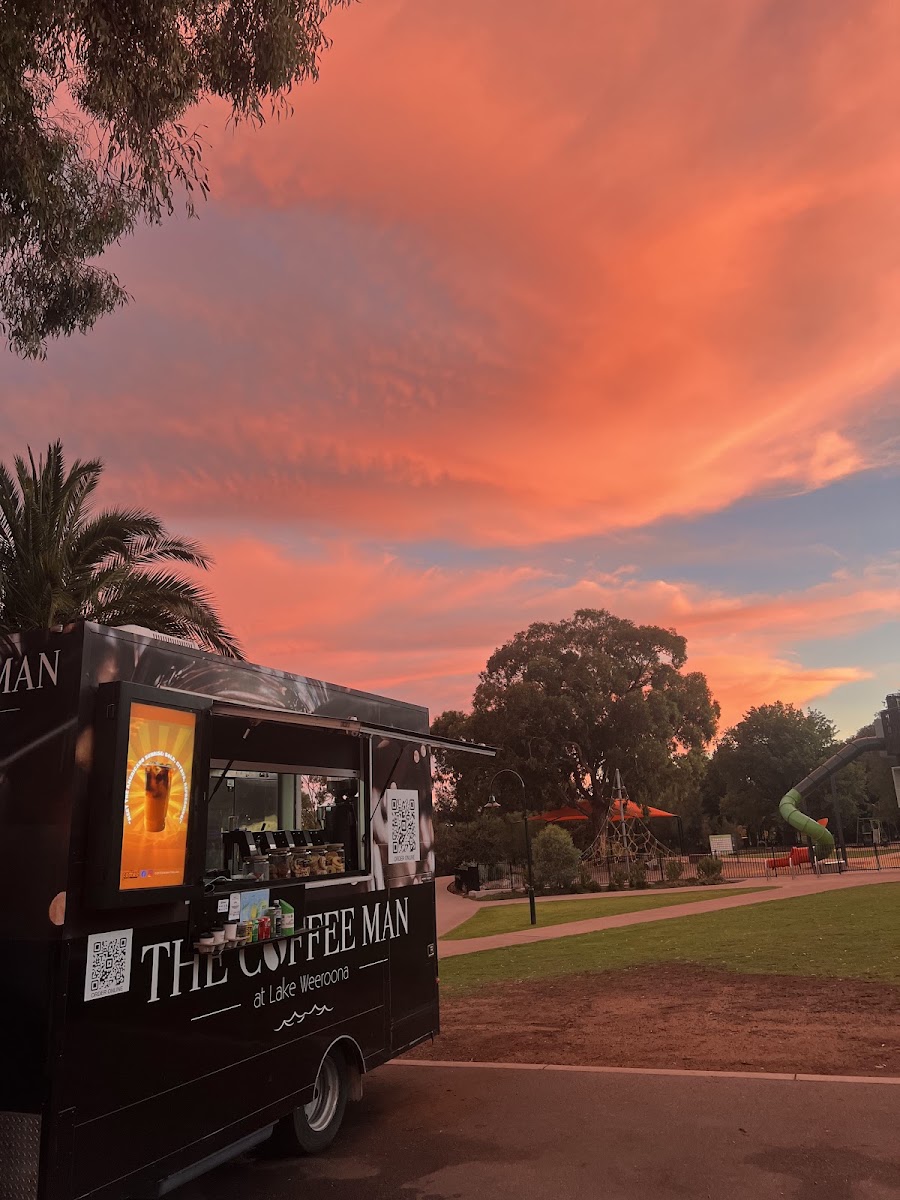 Coffee Man at Lake Weeroona Coffee shop in Bendigo - exterior