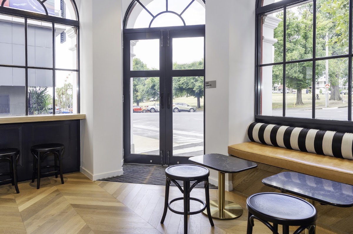 Le Cafe @ Oaks R Suites Geelong Cafe in Geelong - exterior