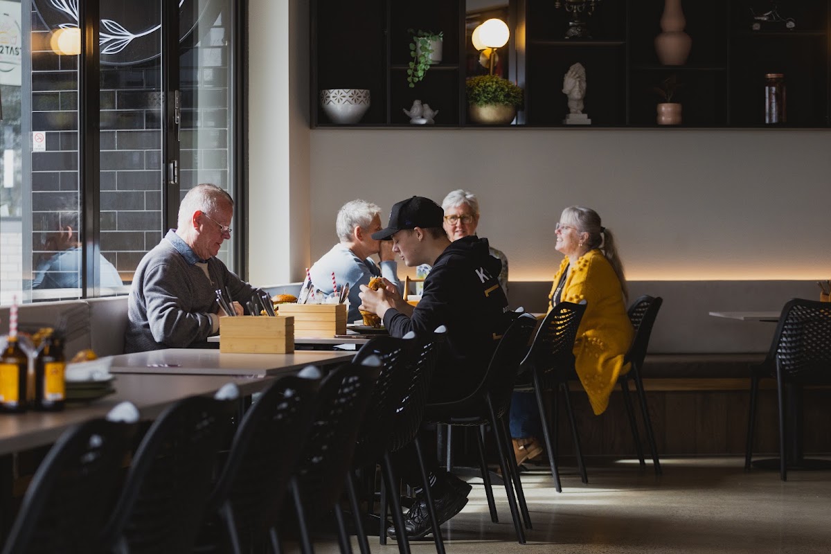 The Local Eatery Cafe, Bar & Restaurant Bar & grill in Geelong - exterior